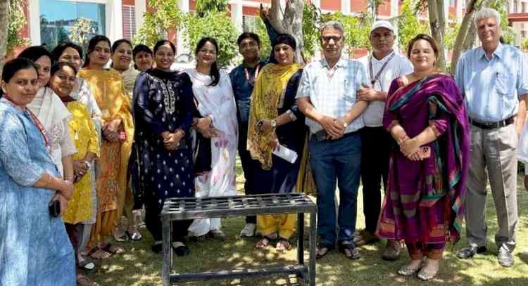 भीषण गर्मी में परिंदों के लिए बीएमयू का सेव बर्ड्स अभियान