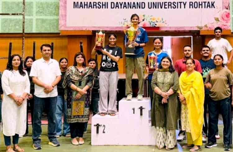 बैडमिंटन प्रतियोगिता (महिला) में प्रतिभा ने बाजी मारी