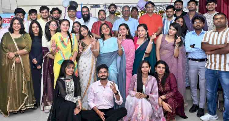 पत्रकारिता विभाग में जूनियर्स ने सीनियर्स को दी विदाई