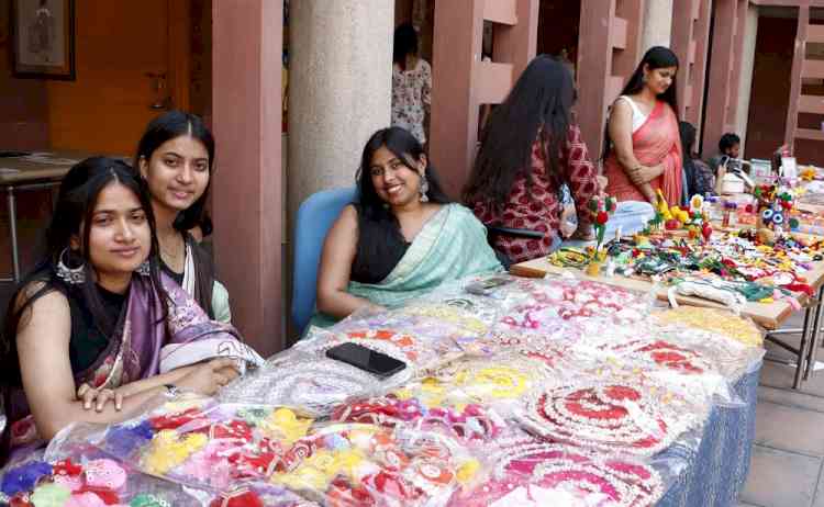 सुपवा की कला प्रदर्शनी अभिव्यंजना लुभा रही दर्शकों को