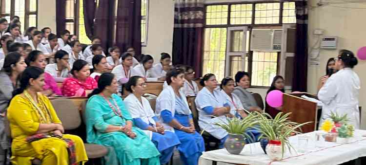 अंतरराष्ट्रीय मिडवाइफरी दिवस पर नर्सिंग छात्राओं ने किया आपातकालीन कौशल का प्रदर्शन