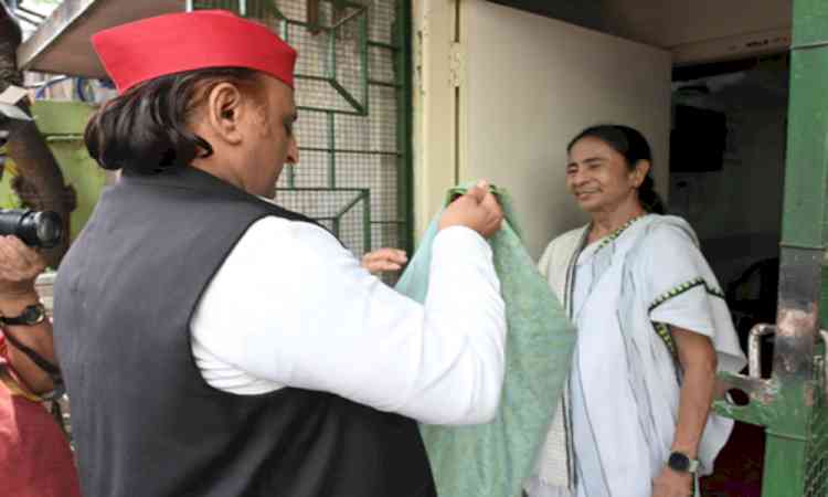 Akhilesh meets Mamata in Kolkata; attacks BJP, urges Oppn unity to 'save' democracy