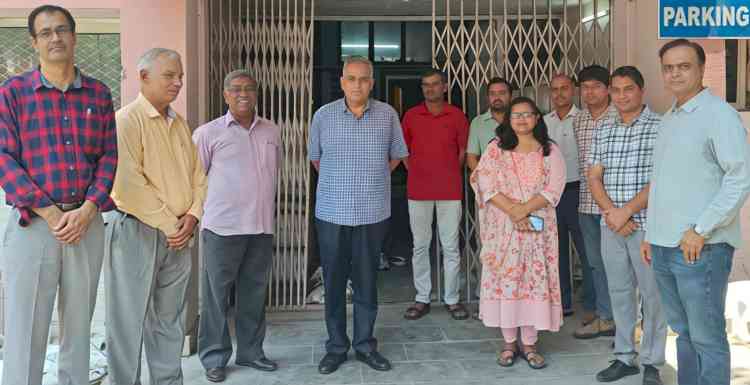 एमडीयू वीसी प्रो. मिलाप पूनियाँ ने किया फिजिक्स विभाग का औचक निरीक्षण