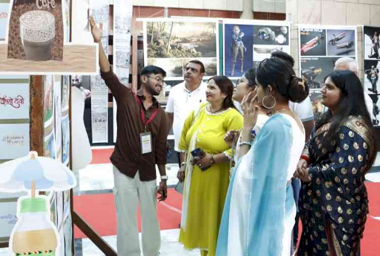दर्शकों को लुभा रही सुपवा की कला प्रदर्शनी अभिव्यंजना