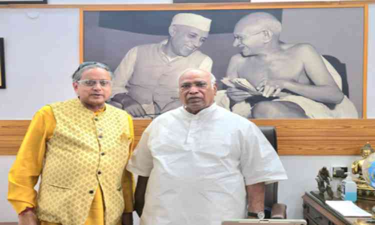 Always good to share views with experienced veteran: Tharoor meets Kharge after Kerala win