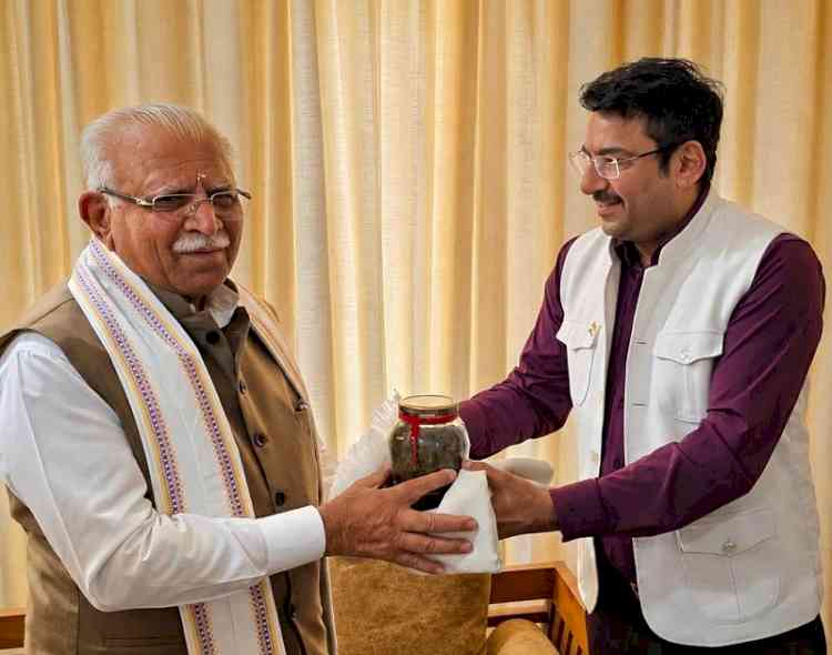 केंद्रीय मंत्री मनोहर लाल ने माथे से लगाई निंदाना की माटी