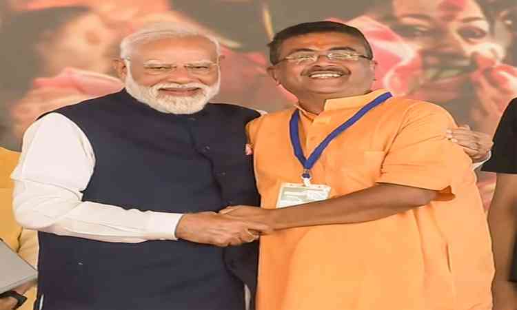 PM Modi hugs Suvendu Adhikari, Yogi Adityanath wraps saffron scarf around his neck
