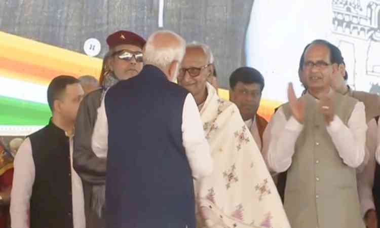 PM Modi takes blessings of oldest West Bengal BJP worker Makhanlal Sarkar at swearing-in ceremony of Adhikari