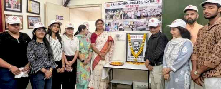 सेनेटरी पैड वितरित कर चलाया महिला जागरूकता अभियान