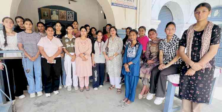 KMV organises an Industrial Visit to Durrie Weaving Unit to provide hands on experience to the students