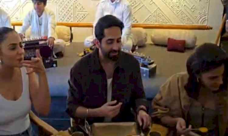 'Pati Patni Aur Woh Do' trio Ayushmann, Rakul & Wamiqa savour a wholesome Gujarati thali