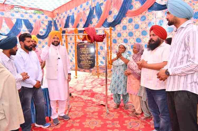 Cabinet Minister Tarunpreet Singh Sond lays foundation stone of AAC in village Ghungrali Rajputan