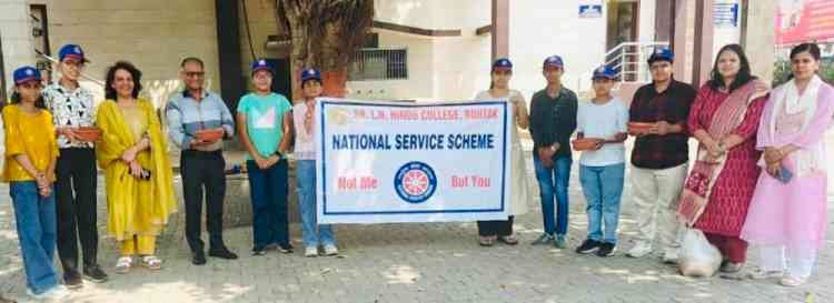 हिन्दू कॉलेज में चलाया पक्षियों के लिए जल और अनाज अभियान