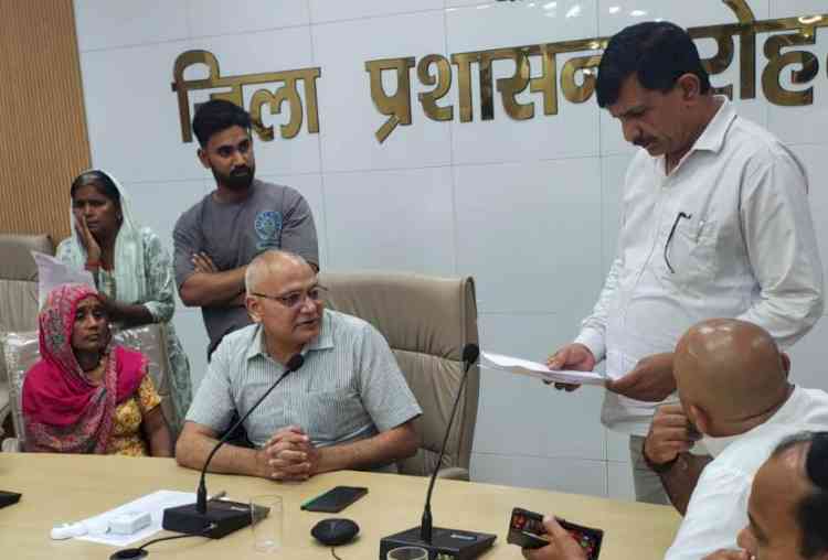 डीसी सचिन गुप्ता ने सकारात्मक दृष्टिकोण रखते हुए नागरिकों की समस्याओं का समयबद्ध निपटारा करने के निर्देश दिए