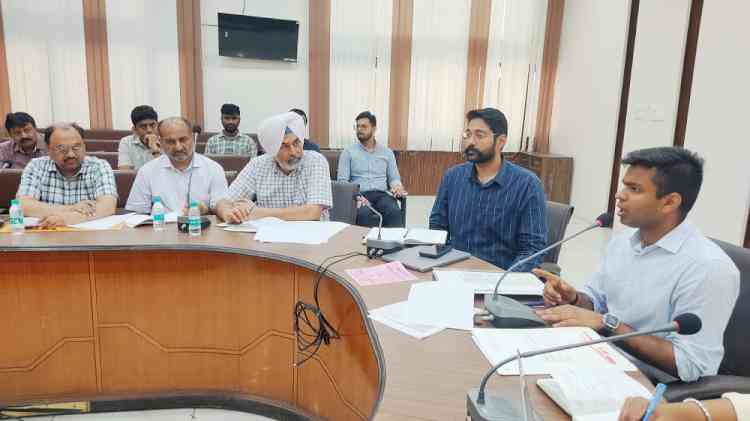 DC directs officials to issue challans without leniency; door-to-door surveys to be intensified in hotspot areas