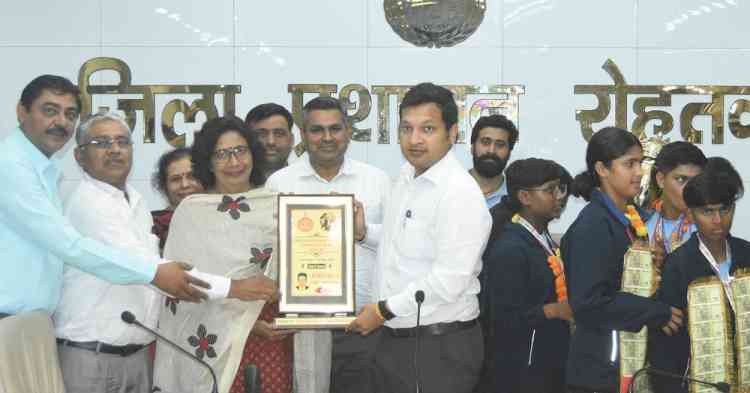 डीसी सचिन गुप्ता ने अंडर 17 लड़कियों की क्रिकेट चैंपियनशिप ट्रॉफी विजेता हरियाणा टीम को दी बधाई