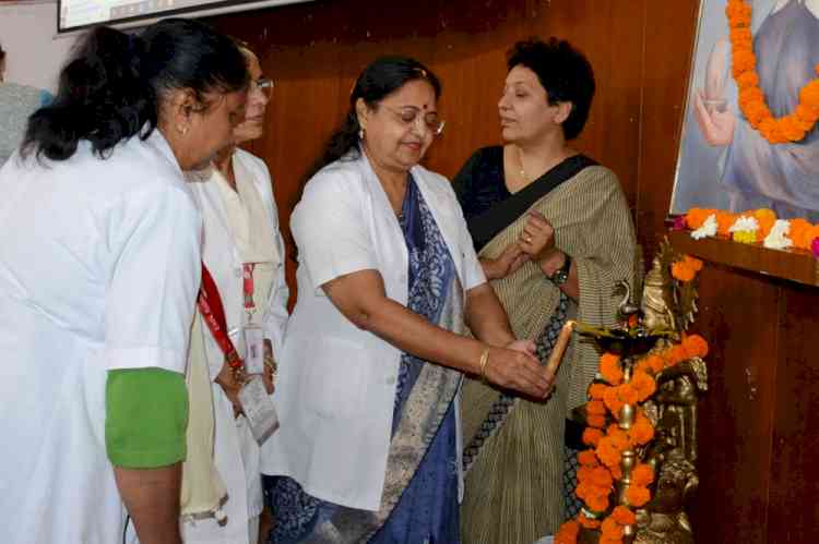 नर्सिंग कॉलेज में मनाया गया विश्व नर्सिंग दिवस