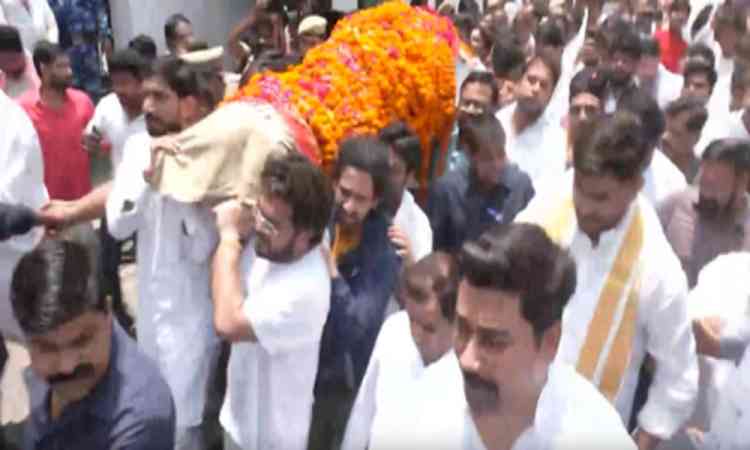 Prateek Yadav's father-in-law lights funeral pyre, Akhilesh bids final farewell