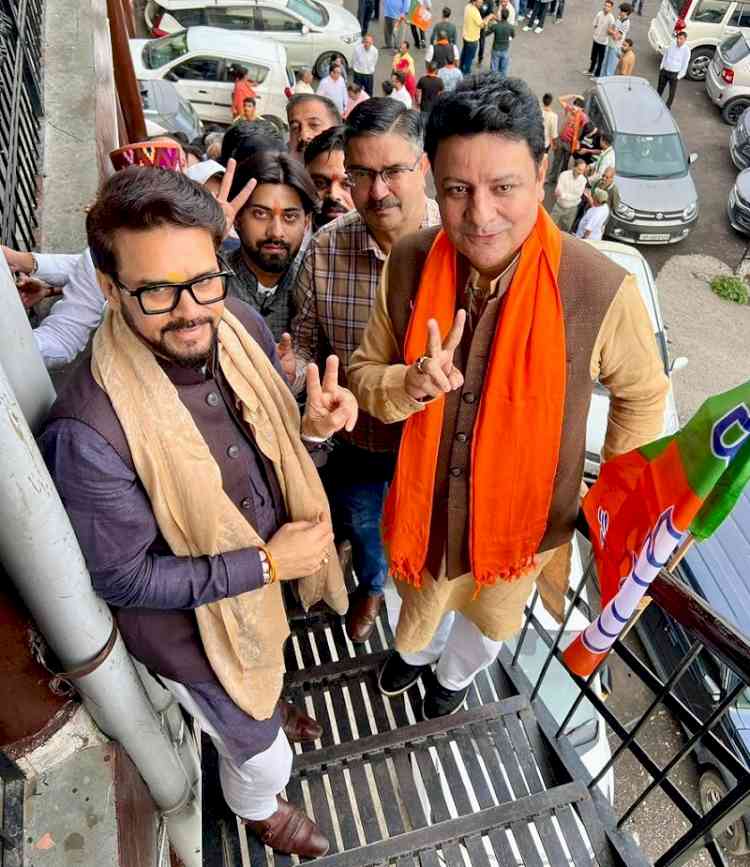 BJP's 'firebrand' Anurag Thakur enters the electoral fray, gives a befitting reply to the Congress in Dharamshala - workers are furious
