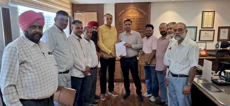 Senior BJP leader Sanjay Tandon takes up general employees’ issues with MC Commissioner 
