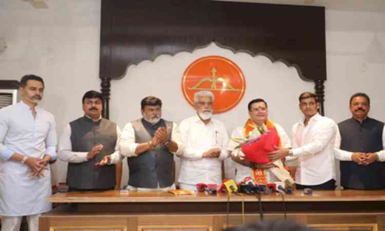 Maha: Former MP Anand Paranjpe rejoins Shiv Sena after 14 years​