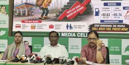 Odisha: BJD targets BJP govt over long queues at petrol pumps​
