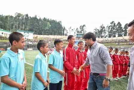 Scindia reviews key projects in Sikkim