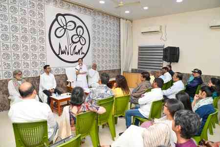 'Those unwilling to stay with party can quit now': Mamata at Trinamool review meeting