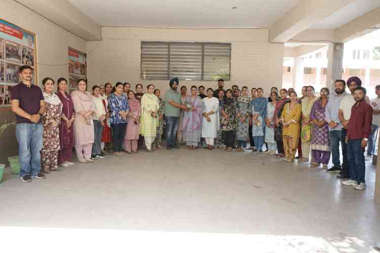 Gunjeet Ruchi Bawa connects with 500 Students under Nanhe Kadam at Government Primary School, Giaspura