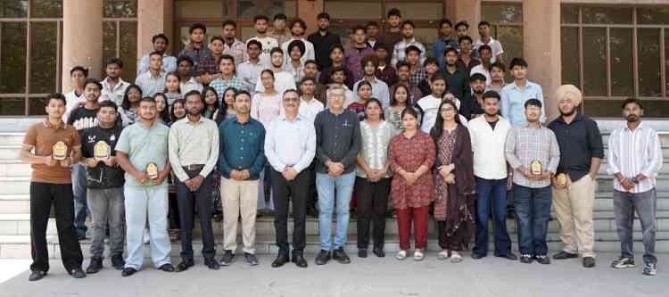 दोआबा कॉलेज के डीसीजे कॉलिजिएट सी.सै. स्कूल के विद्यार्थियों का नतीजा 99.58 प्रतिशत रहा 