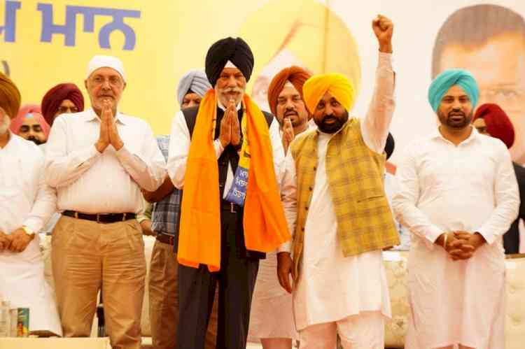 Former minister Surjit Singh Rakhra joins Aam Aadmi Party