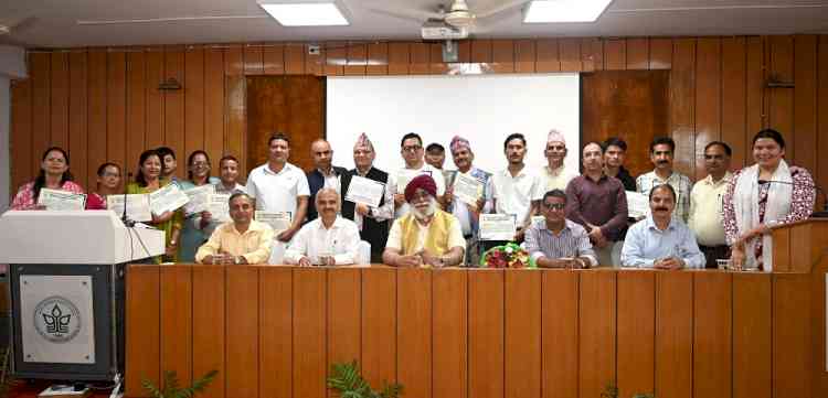 Nepalese Beekeepers Trained on Recent Technologies in Apiculture at UHF Nauni