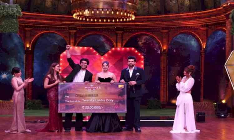 Kushal Tanwar and Kaira Anu lift the trophy for MTV Splitsvilla X6