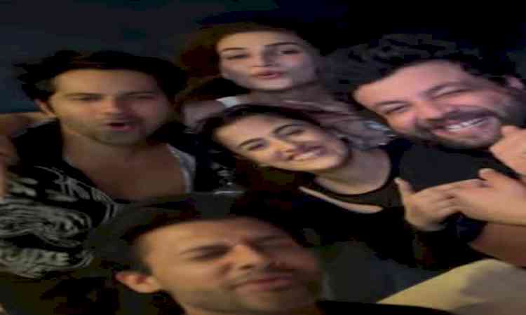 Varun Dhawan reunites with his 'Dilwale' co-star Kriti Sanon for a fun evening of music & friends