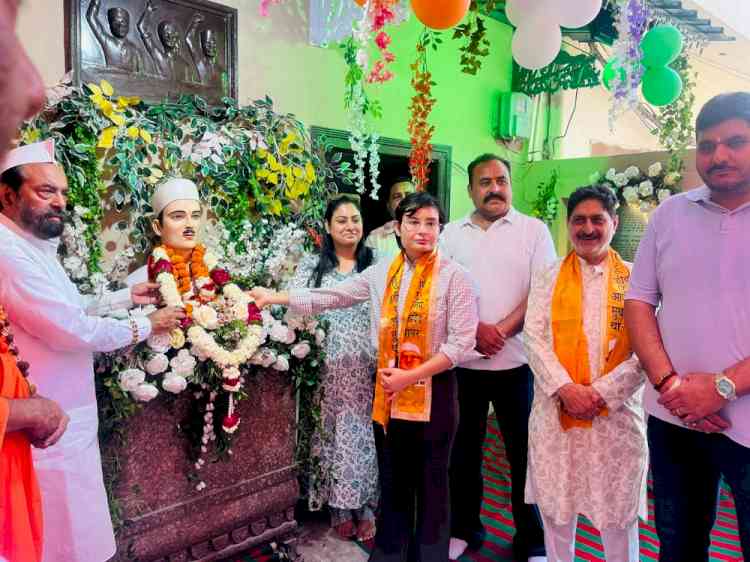 ADC pays floral tributes to Martyr Sukhdev on his birth anniversary