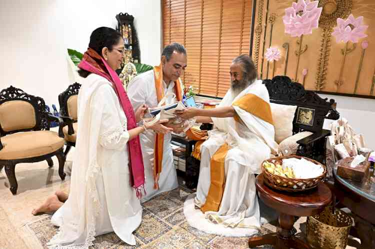BJP leader Sanjay Tandon seeks blessings of Sri Sri Ravi Shankar during  Gurudev's  70th birthday celebrations 