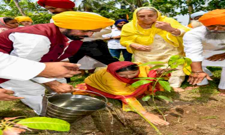 Punjab CM Mann visits Patna Sahib, targets BJP over poaching of MPs