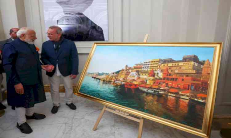 Italian artist Giampaolo Tomassetti presents PM Modi with a painting on Varanasi