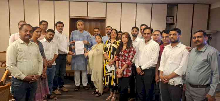 Senior BJP leader Sanjay Tandon assures support to UT Cadre Employees on pending service matters