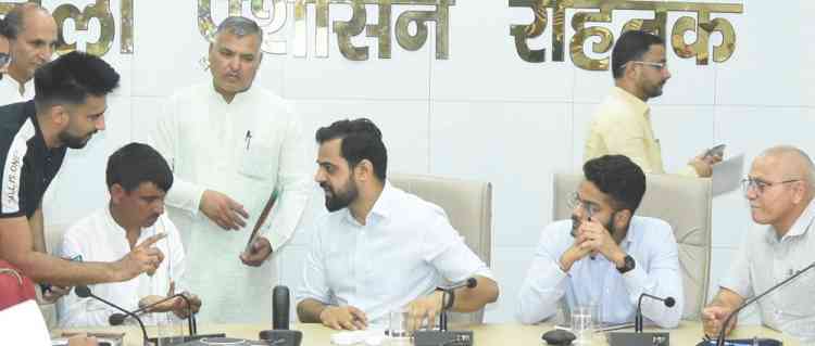 एडीसी नरेंद्र कुमार ने समाधान शिविरों व अन्य शिकायत पोर्टलों की लंबित शिकायतों के समयबद्ध निपटान के निर्देश दिए