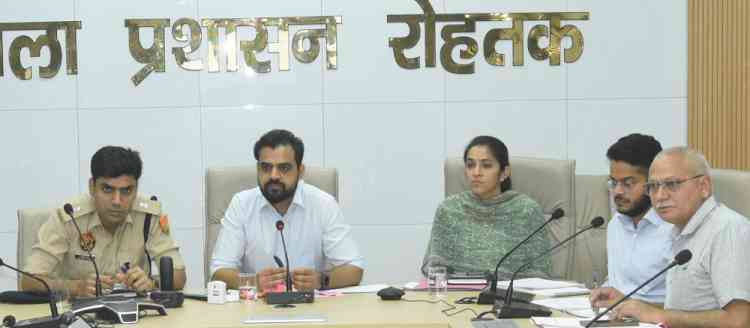 सुरक्षित स्कूल वाहन पॉलिसी के मापदंडों को पूरा कराएं निजी स्कूल संचालकः एडीसी नरेंद्र कुमार