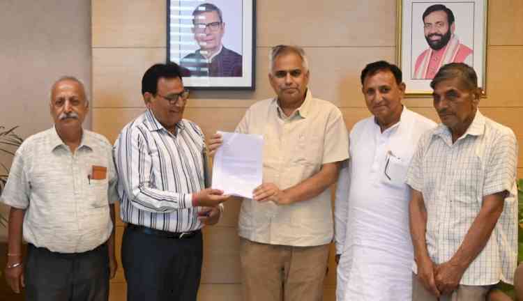 एमडीयू के गैर शिक्षक सेवानिवृत्त कर्मचारियों ने की कुलपति से मुलाकात