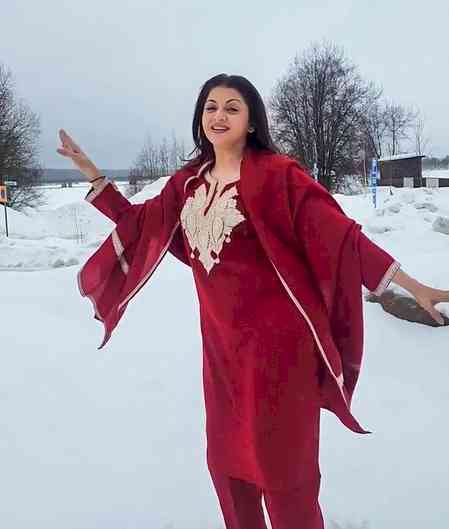 Bhagyashree 'beats the heat' with a romantic performance in Kashmir