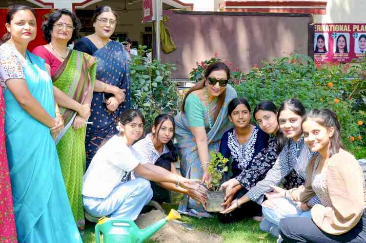 KMV Collegiate Sr. Sec. School Organizes Grand Plantation Drive on World Biodiversity Day