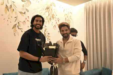 Venkatesh Iyer meets Allu Arjun, gifts a signed jersey to the Pushpa actor's son