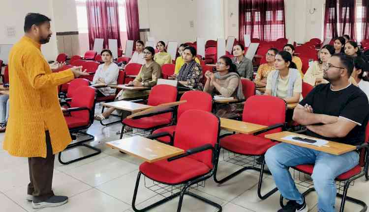 Eminent Motivational Speaker Sunit Mukherjee advises the research scholars to adhere to ethical values in their research work