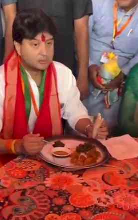 Union Minister Scindia shares heart-warming meal with party workers in Guna