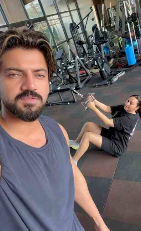 Sonakshi Sinha gets stuck in the middle of her workout, thanks to husband Zaheer Iqbal