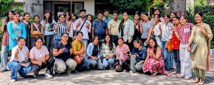 टेक्सटाइल डिजाइन के छात्रों ने औद्योगिक भ्रमण के दौरान जानी बुनाई प्रक्रिया