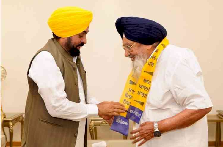 Major Setback for Shiromani Akali Dal as former Rajya Sabha Member Rajmohinder Singh Majitha Joins AAP